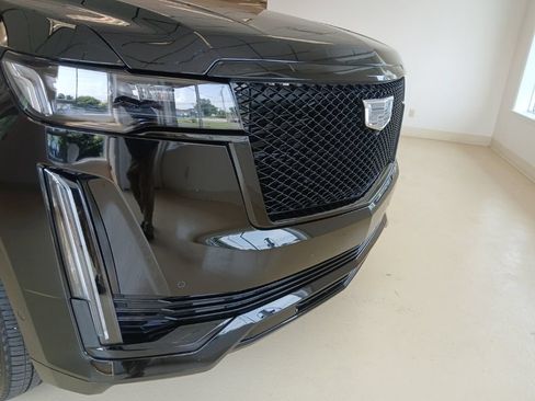 Certified 2024 Cadillac Escalade Sport Platinum w/ LPO, ONYX Package AWD/4WD image 6