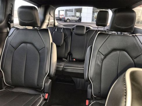 New 2026 Chrysler Pacifica Limited image 23
