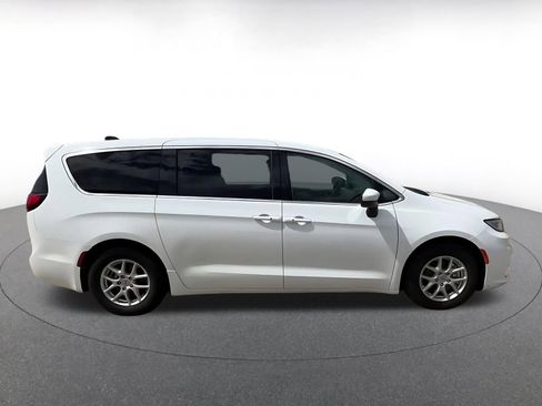 Used 2023 Chrysler Pacifica Touring-L FWD image 16