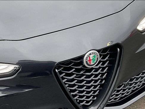 Used 2024 Alfa Romeo Giulia Veloce AWD/4WD image 27