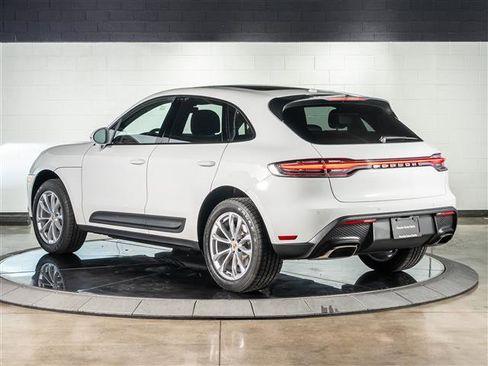 Used 2025 Porsche Macan image 3