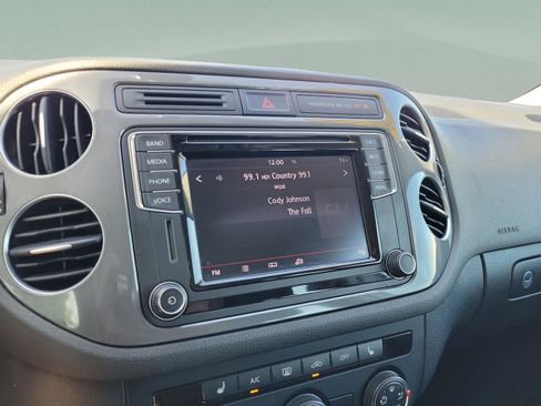 Used 2017 Volkswagen Tiguan S image 16