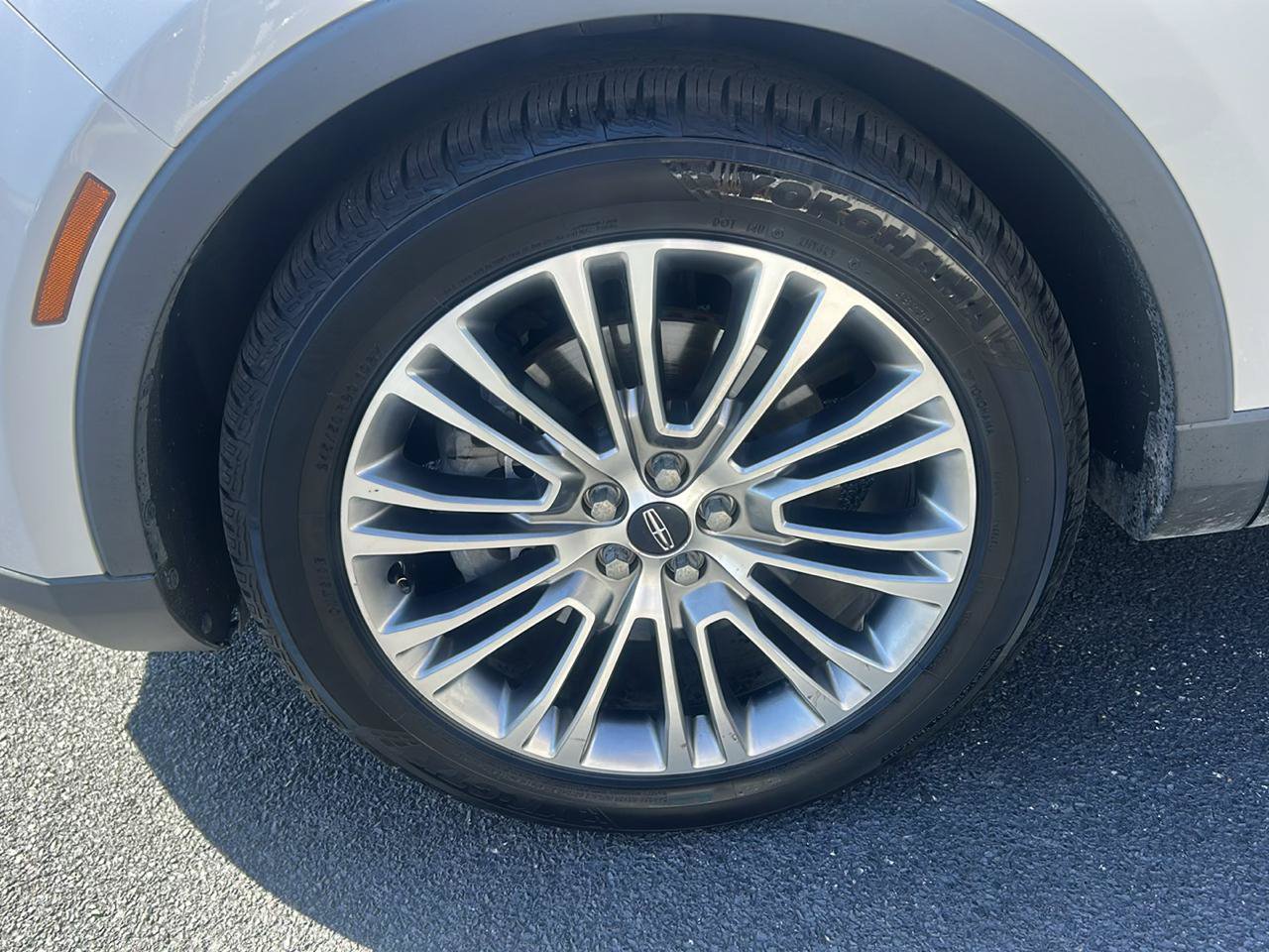 Used 2016 Lincoln MKX Reserve w/ Driver Assistance Package FWD image 9