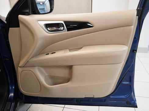 Used 2019 Nissan Pathfinder SV image 32