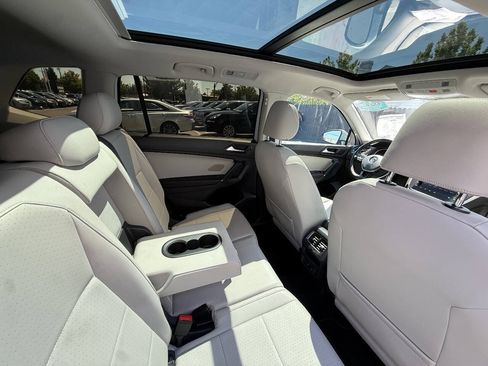 Used 2018 Volkswagen Tiguan SE w/ Panoramic Sunroof Package FWD image 18