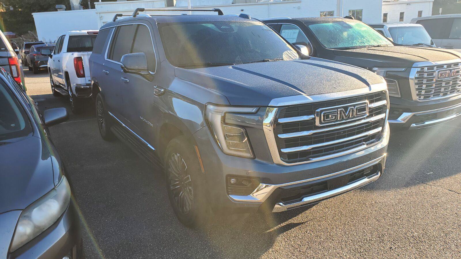 Used 2025 GMC Yukon XL Elevation w/ Elevation Premium Package AWD/4WD image 2