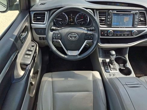 Used 2016 Toyota Highlander XLE AWD/4WD image 11