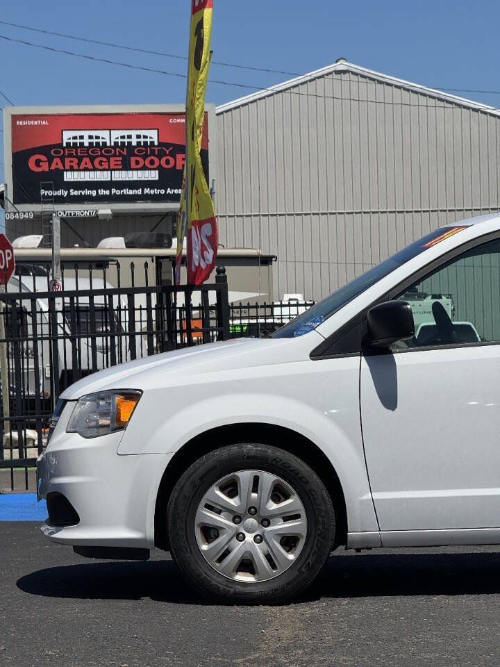 Used 2019 Dodge Grand Caravan SE w/ UConnect Hands-Free Group FWD image 16