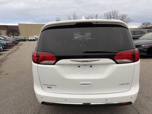 Used 2018 Chrysler Pacifica Limited w/ Tire & Wheel Group FWD image 6