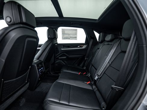 Certified 2025 Porsche Cayenne image 18