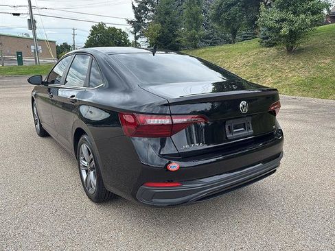 Used 2023 Volkswagen Jetta SE w/ Panoramic Sunroof Package FWD image 2
