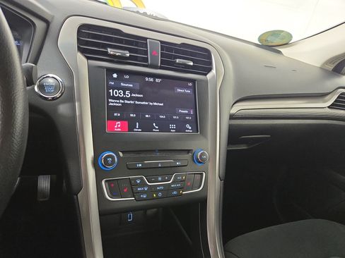 Used 2018 Ford Fusion SE w/ Fusion SE Technology Package FWD image 20
