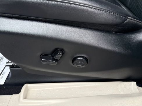 Used 2024 Chrysler Pacifica Touring-L FWD image 24