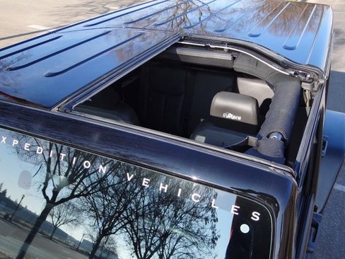 Used 2015 Jeep Wrangler Unlimited Rubicon w/ Connectivity Group image 17