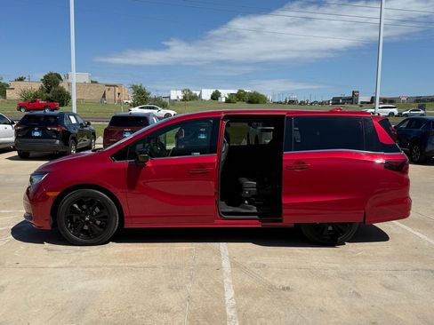 Used 2024 Honda Odyssey Sport image 3