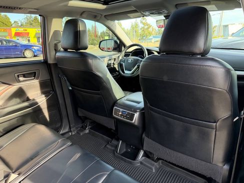 Used 2019 Toyota Highlander XLE AWD/4WD image 21