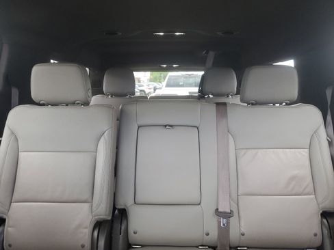 Used 2022 Chevrolet Suburban LT RWD image 13