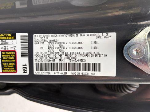 Certified 2025 Toyota Tacoma SR5 AWD/4WD image 32