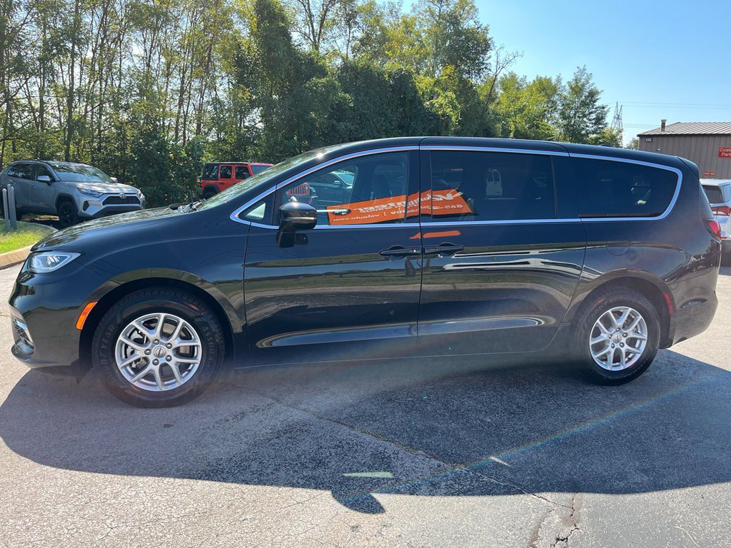 Used 2024 Chrysler Pacifica Touring FWD image 6