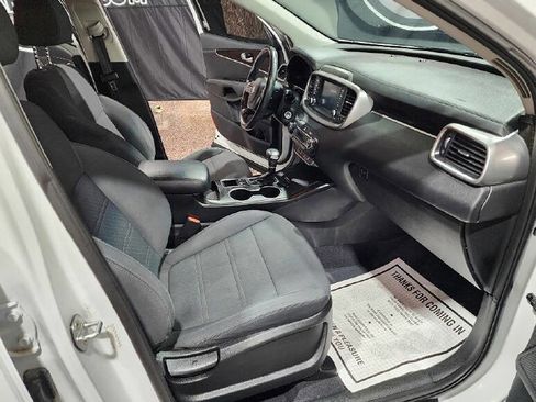 Used 2019 Kia Sorento S image 12