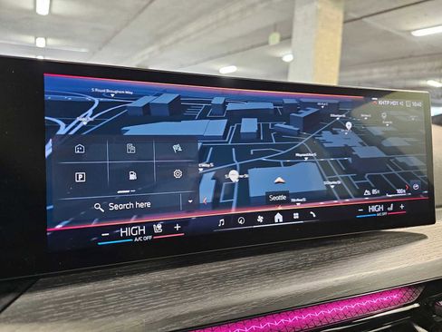 Used 2025 BMW 330i xDrive Sedan w/ M Sport Package image 15