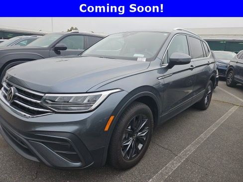 Used 2023 Volkswagen Tiguan SE image 1
