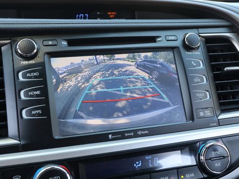 Used 2019 Toyota Highlander XLE image 24