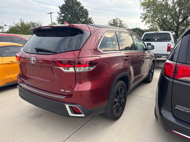 Used 2019 Toyota Highlander SE AWD/4WD image 3