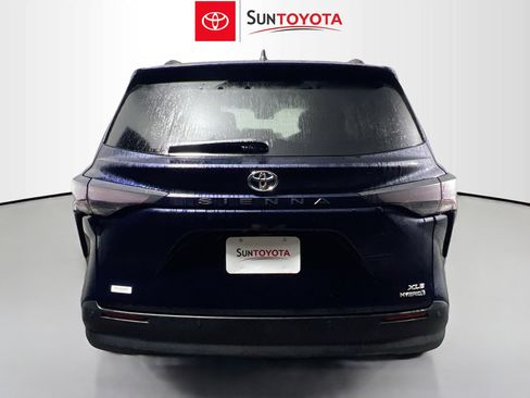 Used 2023 Toyota Sienna XLE image 5