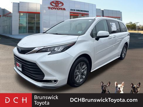 Certified 2024 Toyota Sienna XLE image 1