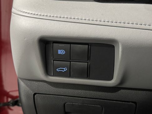 Used 2020 Toyota Highlander XLE image 29