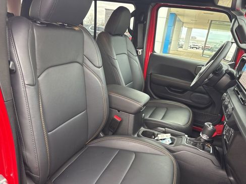 Used 2025 Jeep Wrangler Unlimited Sahara AWD/4WD image 27