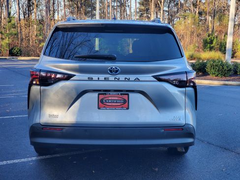 Used 2024 Toyota Sienna XLE image 5