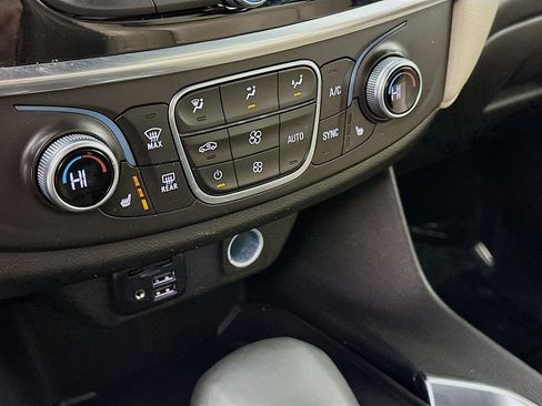 Used 2023 Chevrolet Traverse LT w/ LT Premium Package image 22