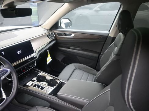 Certified 2025 Volkswagen Atlas SEL image 21