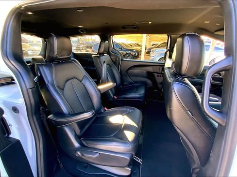Used 2025 Chrysler Pacifica Select image 19