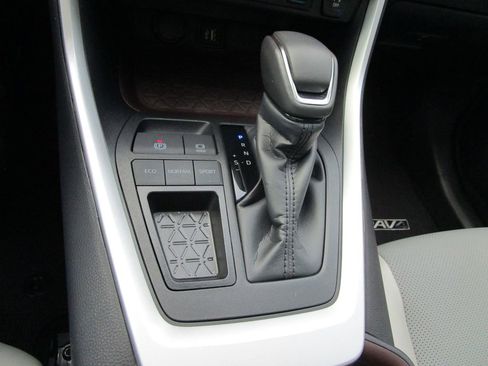 Used 2025 Toyota RAV4 Limited image 32