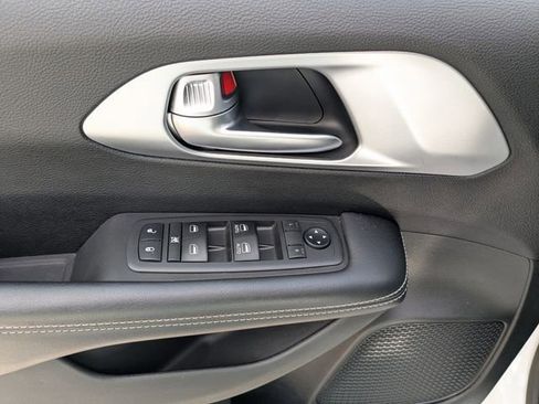 Used 2019 Chrysler Pacifica Touring-L w/ S Appearance Package FWD image 21