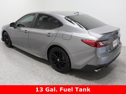 Used 2025 Toyota Camry SE image 9