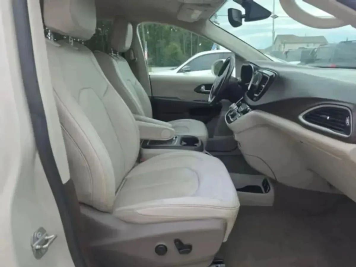 Used 2020 Chrysler Pacifica Touring-L Plus w/ Tire & Wheel Group FWD image 47