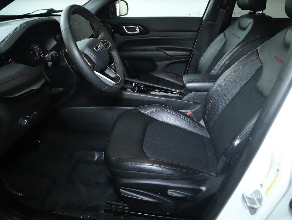 Used 2025 Jeep Compass Trailhawk AWD/4WD image 18
