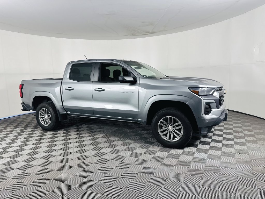 Used 2024 Chevrolet Colorado LT RWD image 3