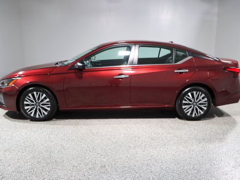 Used 2024 Nissan Altima 2.5 SV FWD image 10
