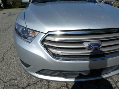 Used 2017 Ford Taurus SEL FWD image 4