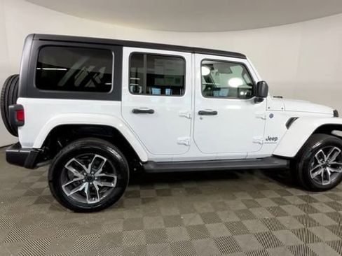 Used 2024 Jeep Wrangler Unlimited w/ Convenience Group AWD/4WD image 4