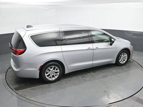 Used 2024 Chrysler Pacifica Touring-L FWD image 13