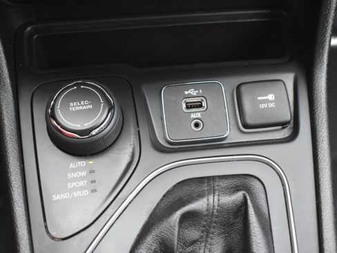 Used 2021 Jeep Cherokee Latitude Plus AWD/4WD image 32
