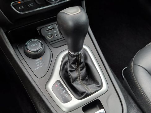 Used 2018 Jeep Cherokee Latitude Plus w/ Cold Weather Group AWD/4WD image 24