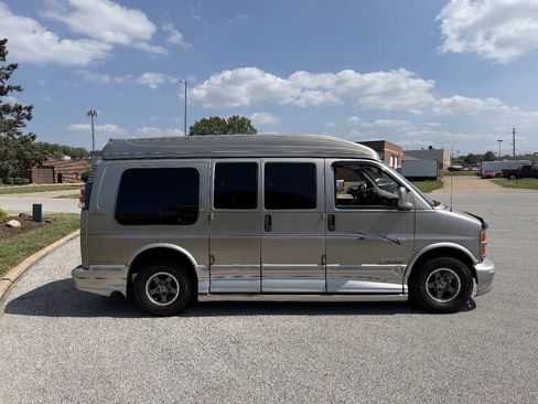Used 2002 GMC Savana 1500 w/ SLE Marketing Option Pkg 3 RWD image 2