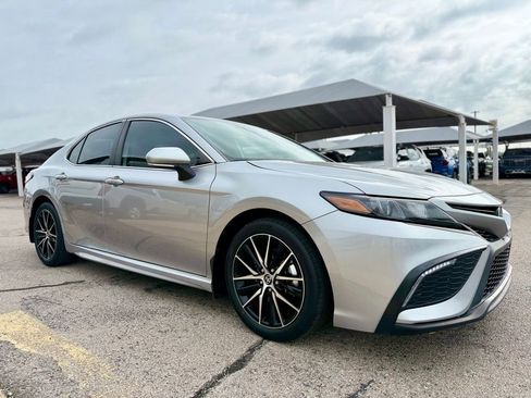 Used 2022 Toyota Camry SE image 3